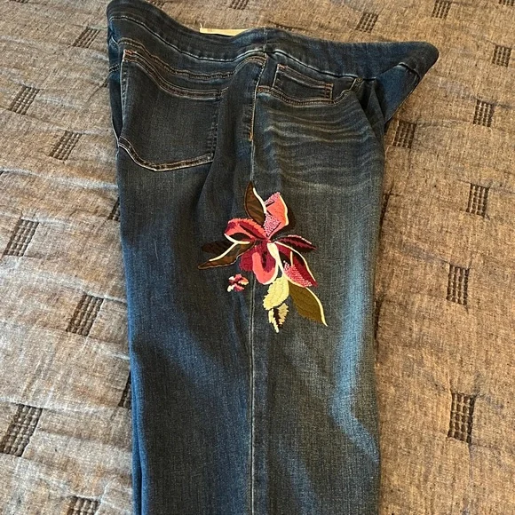 Chico's Dark Blue Floral Embroidered Pull On Jeans - Picture 4 of 6